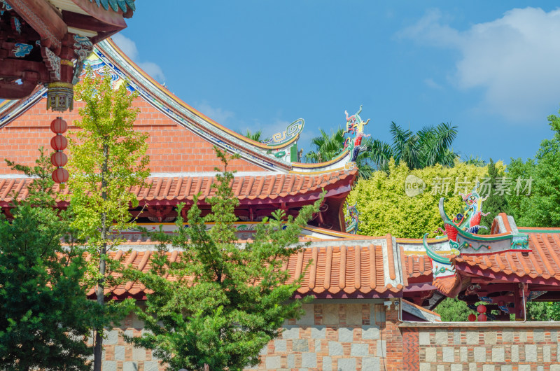 福建泉州承天寺的红砖古厝和有瓷雕的屋檐