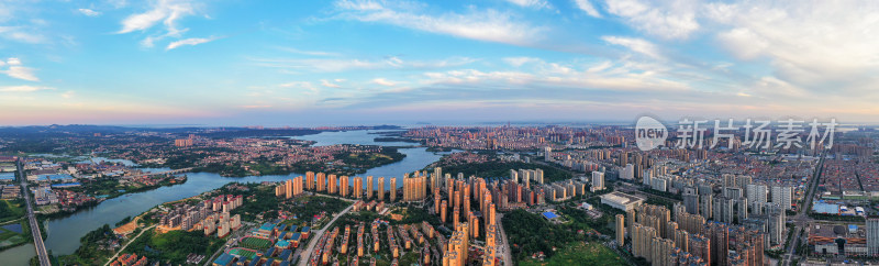 朝霞下的岳阳城市全景