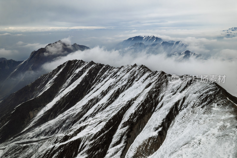 云雾 雪山 青海 青藏高原