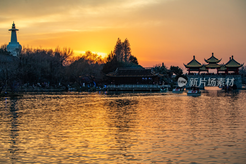 廋西湖五亭桥中式古桥与亭台楼阁黄昏景致