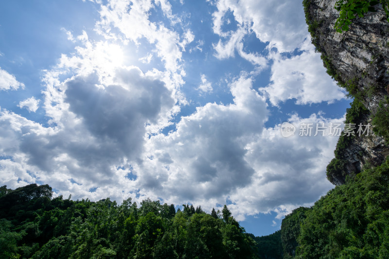 蓝天白云下的大山峡谷