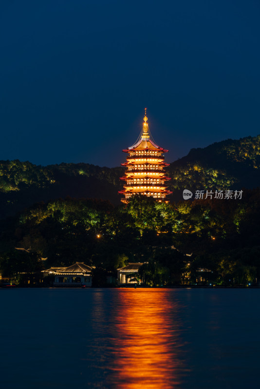 夜色中灯火辉煌的雷峰塔全景