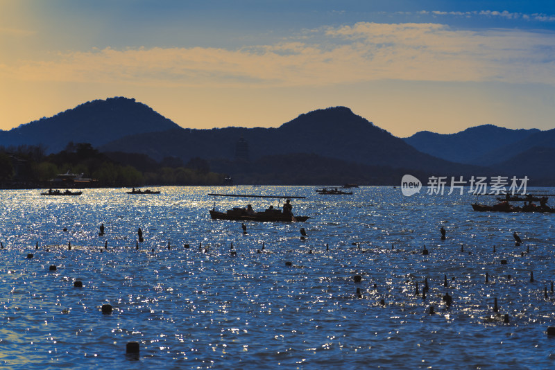 西湖黄昏游船湖中山川剪影滑行