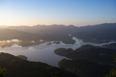 广东中山五桂山狮头山俯瞰长江水库日出风光