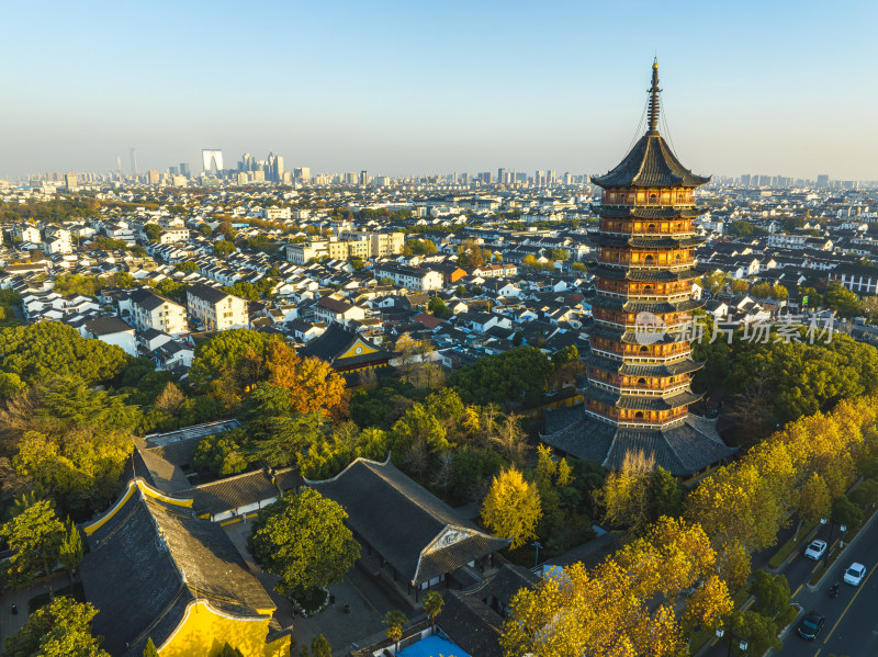 秋日黄昏时分的苏州报恩寺北寺塔