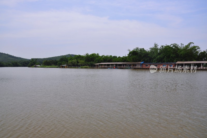 风景区河水两岸的风景美如画溪水流动