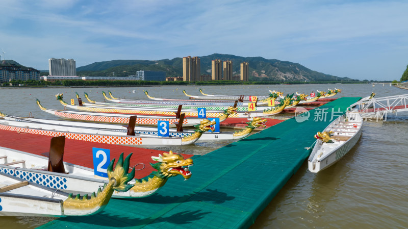 端午节河流水面上等待比赛的龙舟空镜头