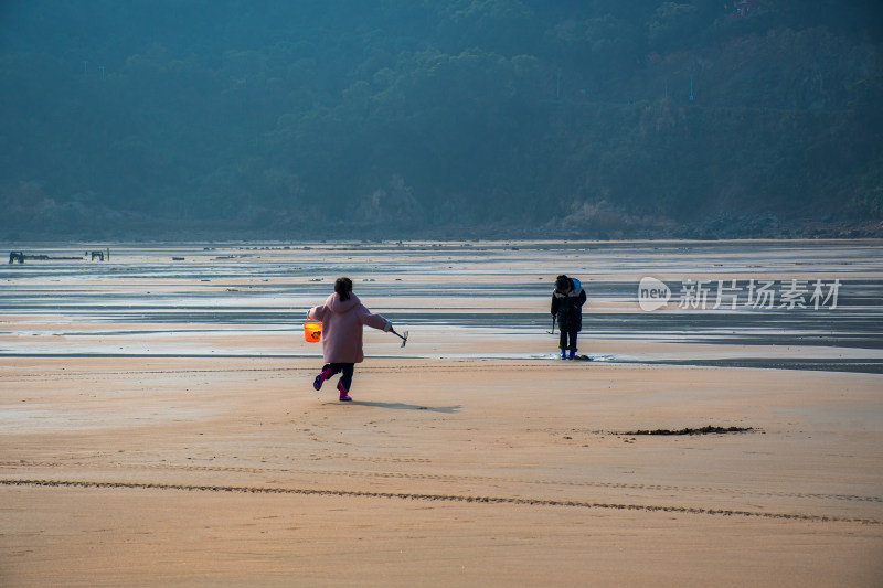 海边沙滩淘海的小孩