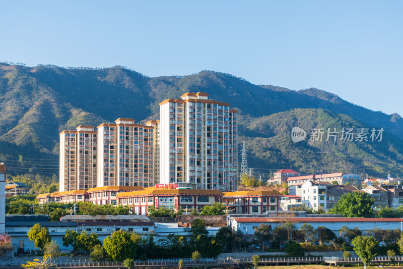 依山而建的城镇多层居民楼建筑