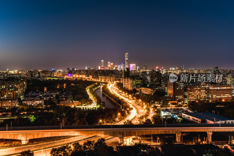 北京夜景 车流灯光绘就的城市脉络