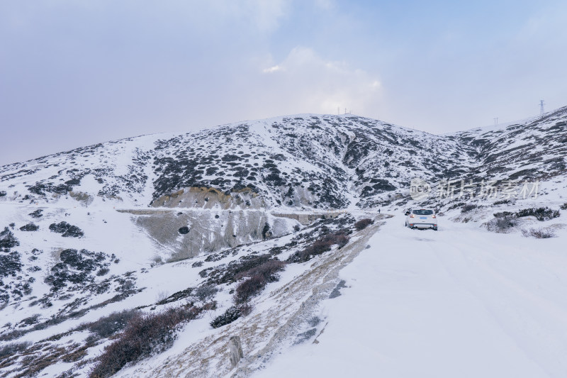 云南迪庆州白马雪山-雪地里的车辆