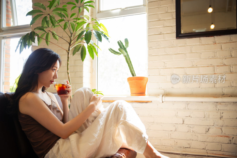 年轻女人在家喝茶休息