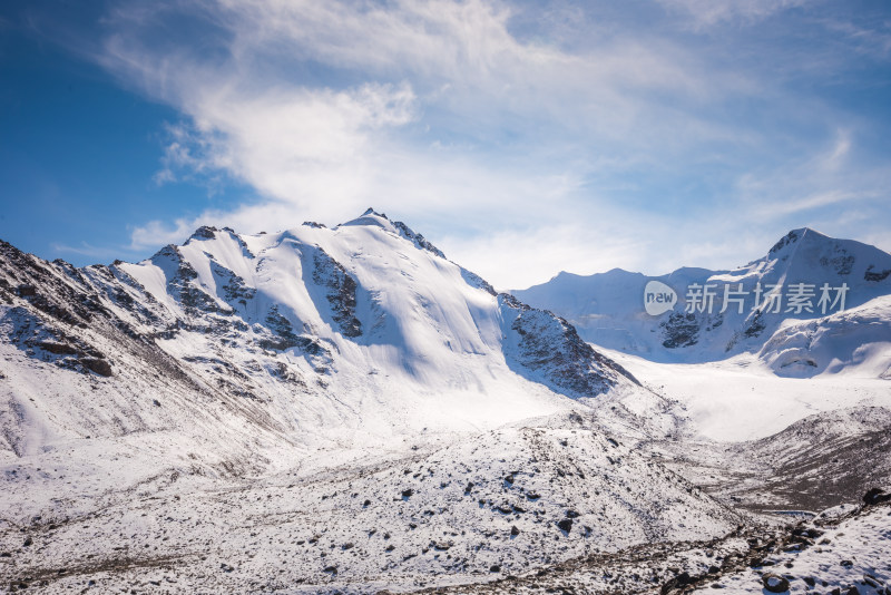 壮丽雪山天空自然风景