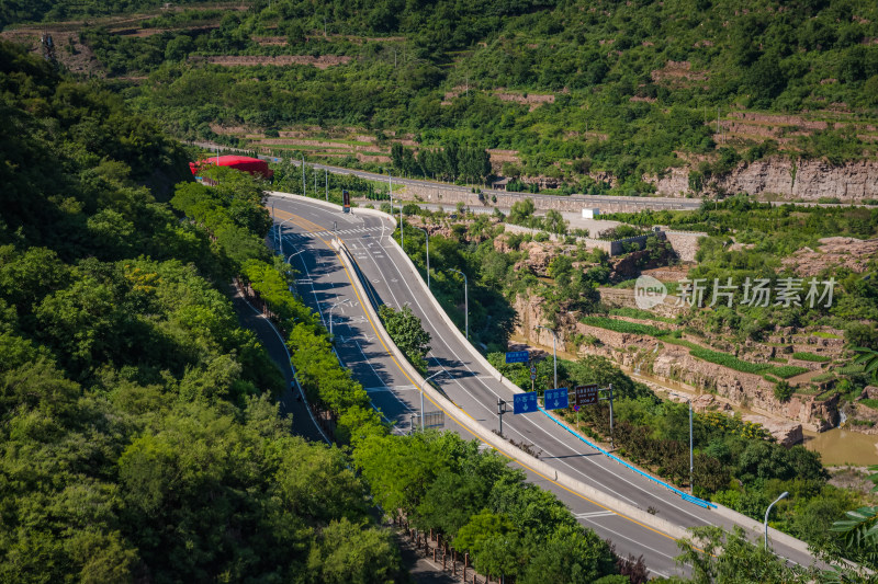 贯穿太行山高速公路山川自然风景