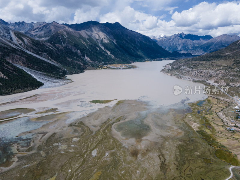 航拍西藏昌都地区然乌湖的丰收季
