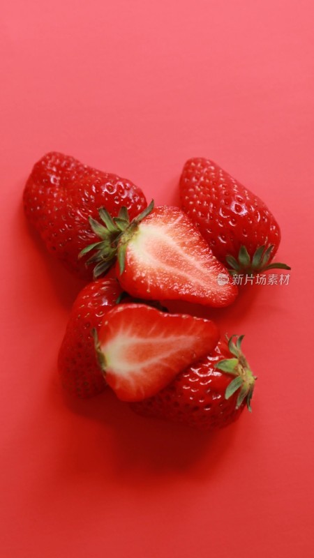 红背景的草莓