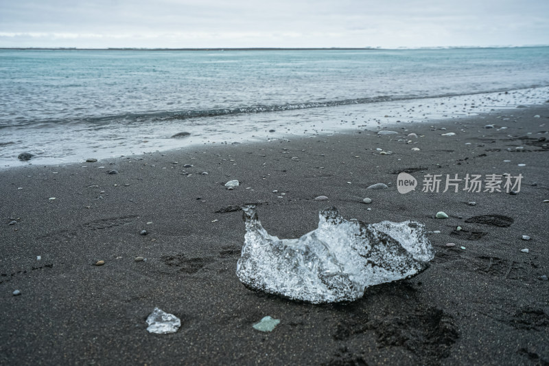 冰岛，钻石沙滩/黑沙滩，晶莹剔透的冰块