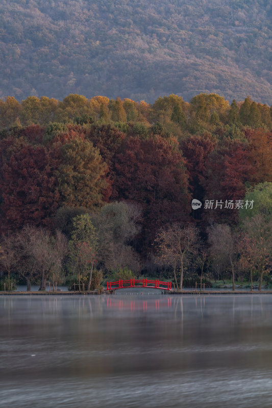 江苏南京灵山风景区前湖秋天秋色倒影