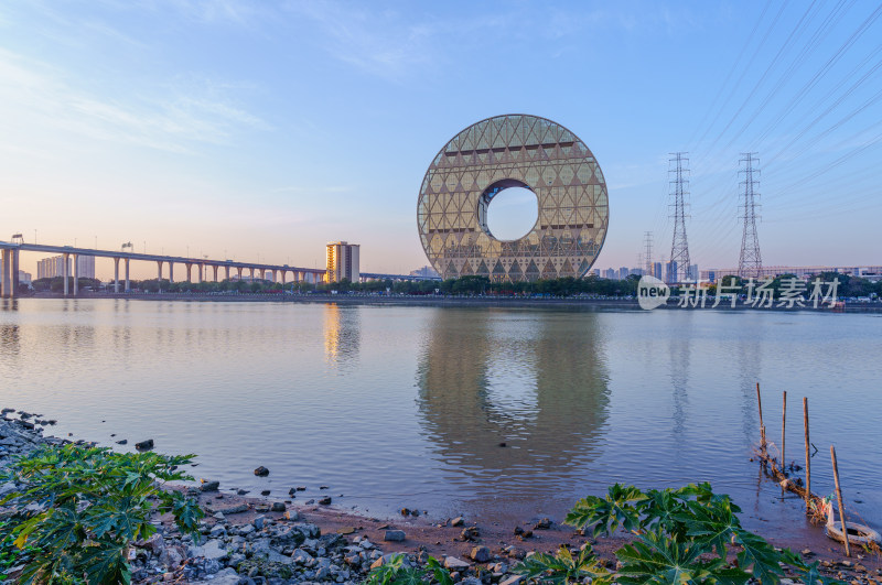 广州番禺东沙桥与珠江岸广州圆大厦