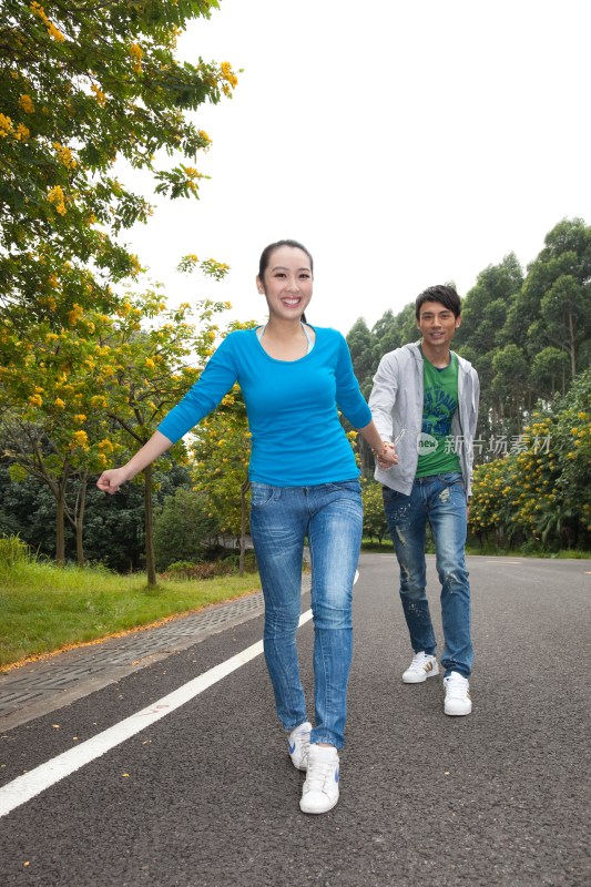 年轻大学生情侣在校园里漫步