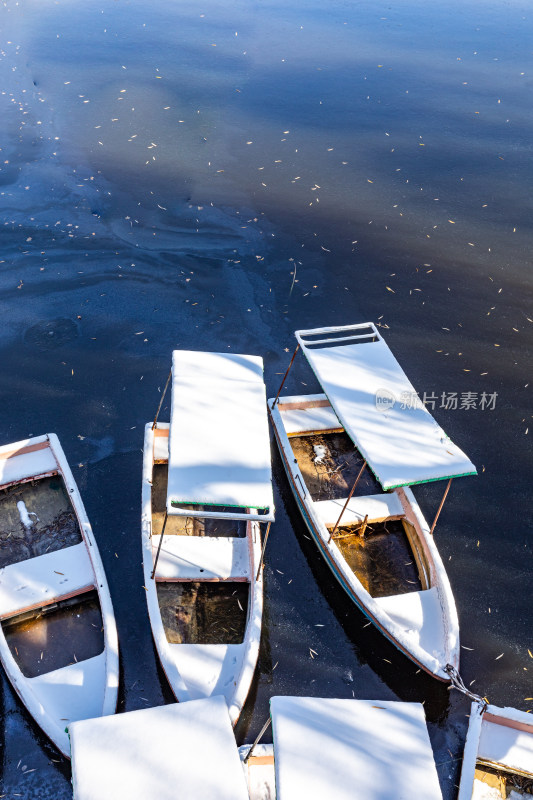 雪后的济南泉城公园游船景观