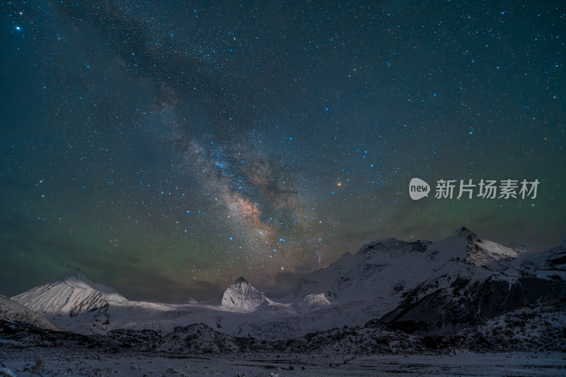 中国西藏那曲萨普雪山星空银河夜景