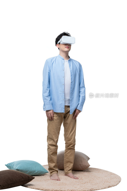 年轻男子在玩VR游戏
