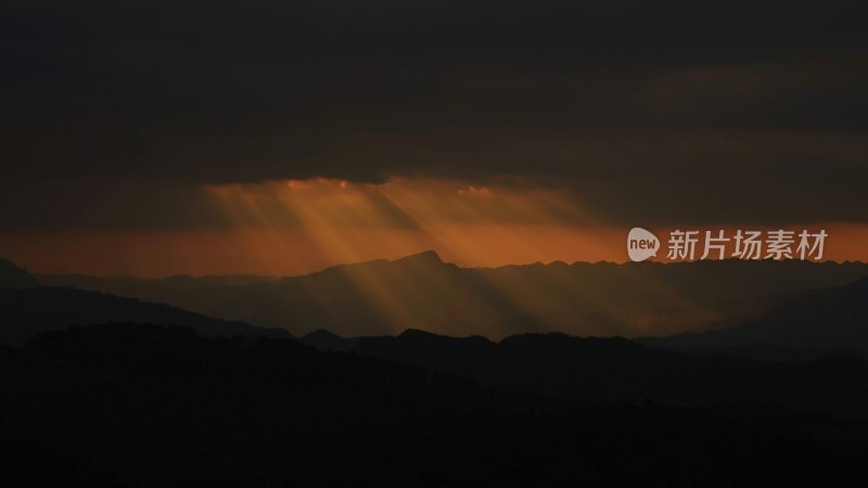 大山深处的夕阳日落