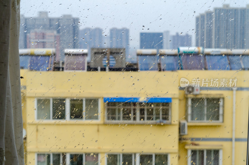 雨天透过窗户看城市建筑