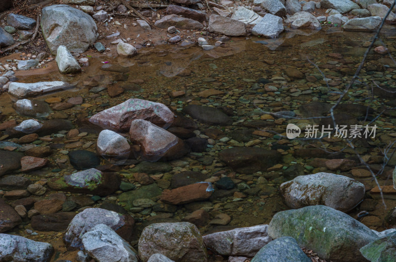 秋冬时节，进入枯水期的河流