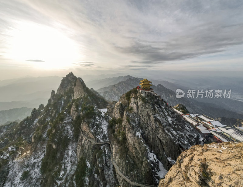 河南老君山飞雪中的千年古树冬季航拍