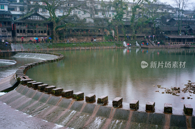 烟雨中的四川柳江古镇