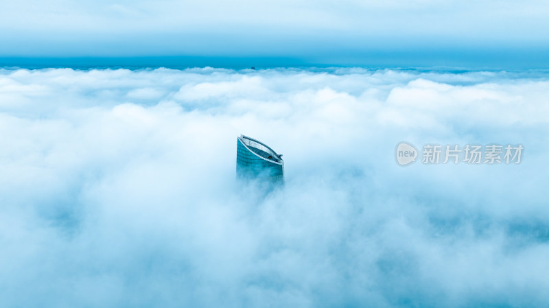 云层之上的武汉中心大厦穿云