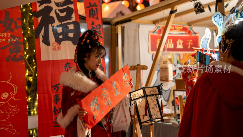 成都铁像寺水街新年氛围吸引市民打卡游玩