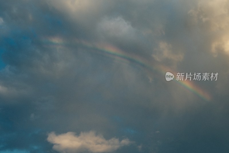 天空中出现美丽彩虹的景象