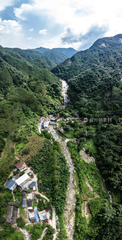 中国广东省清远市佛冈县高镇村观音山瀑布