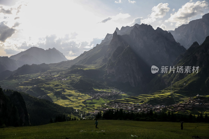 云雾缭绕下的草原山峰