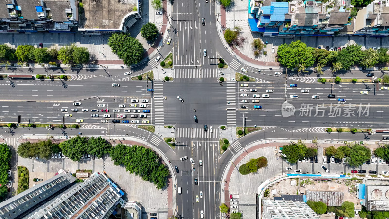 俯拍城市十字路交叉车辆行驶航拍图