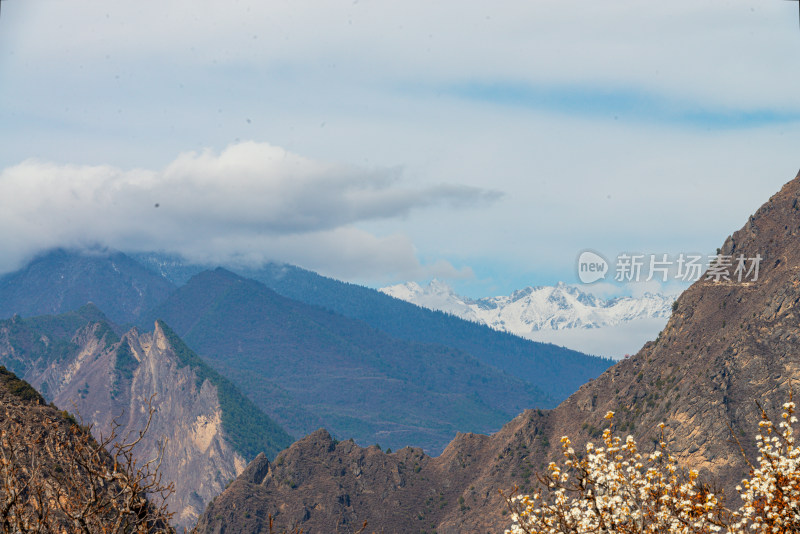 雪山环抱下的宁静山谷