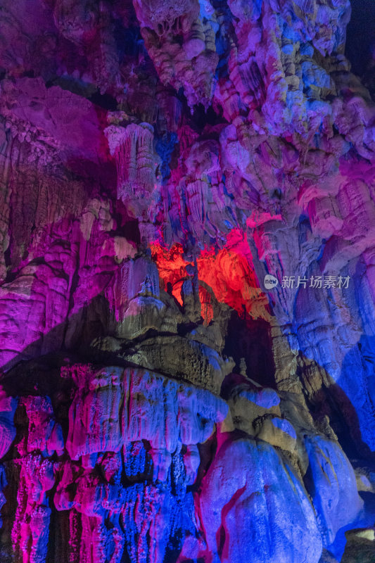 广西桂林喀斯特溶洞-彩色灯光照射的钟乳石