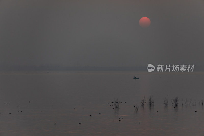 山东济宁邹城孟子湖湖面日落景观