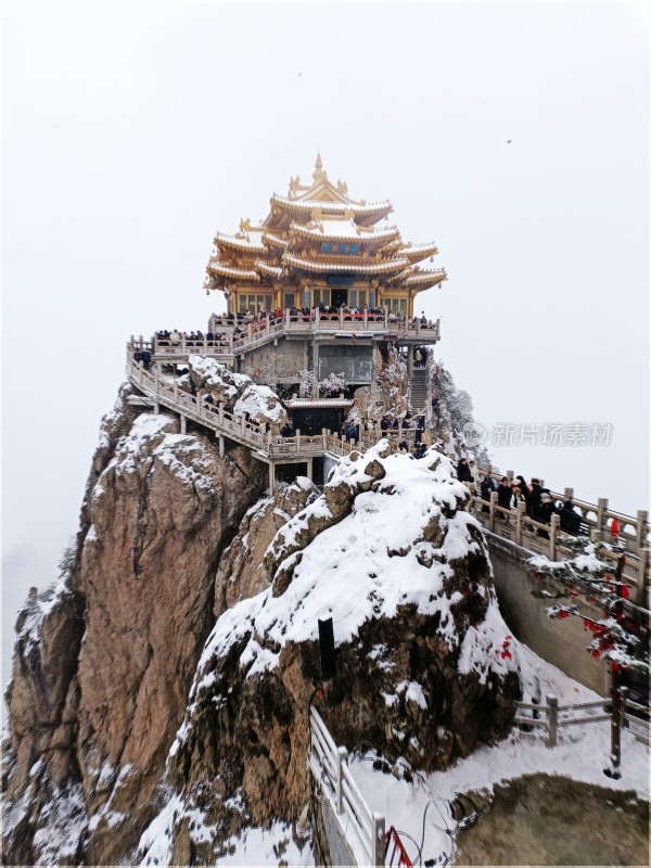 山顶金顶建筑雪景游客