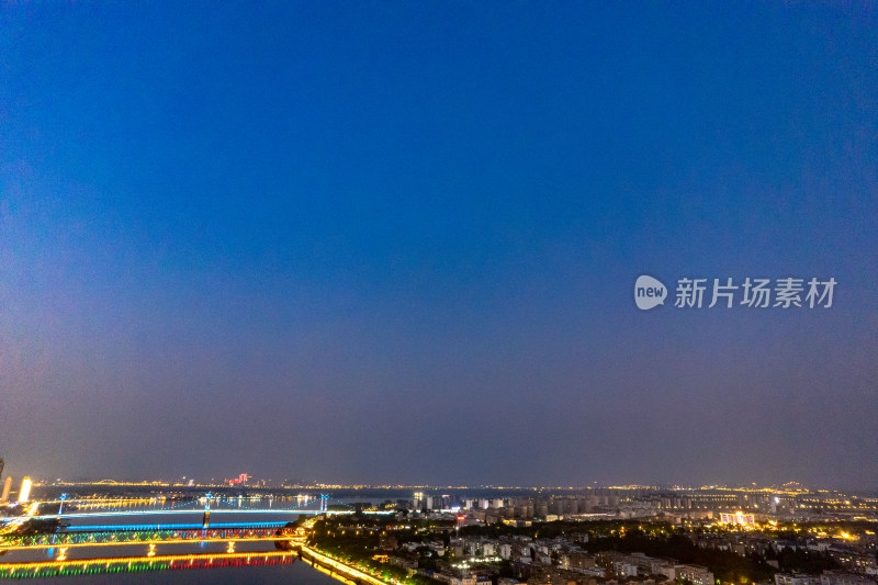 湖北襄阳古城汉江桥梁夜景航拍图