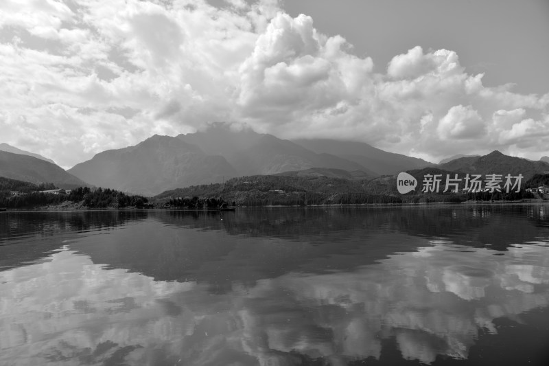 雅安雅女湖山水相依的自然风光