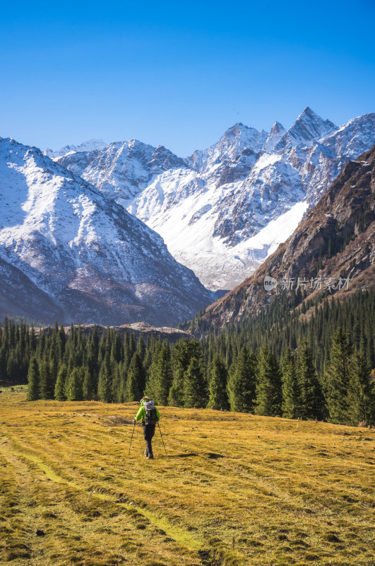 雪山脚下徒步旅行