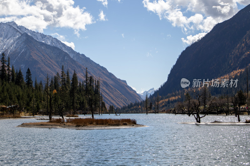 川西秋色，晴朗天空雪山湖泊秋景