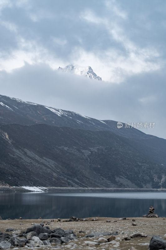 西藏山南洛扎秘境库拉岗日雪山湖泊壮丽景色