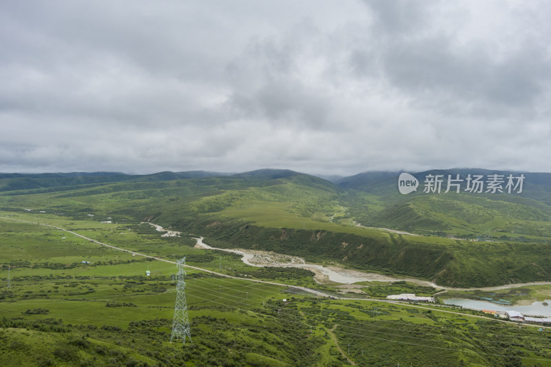 阿坝州川西高原草原上的高压线塔