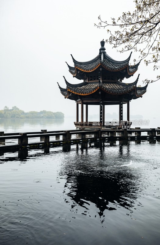 杭州西湖长桥公园湖畔中式亭子烟雨景色