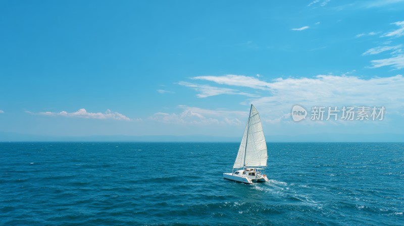 蓝天碧海上的游艇帆船 扬帆起航